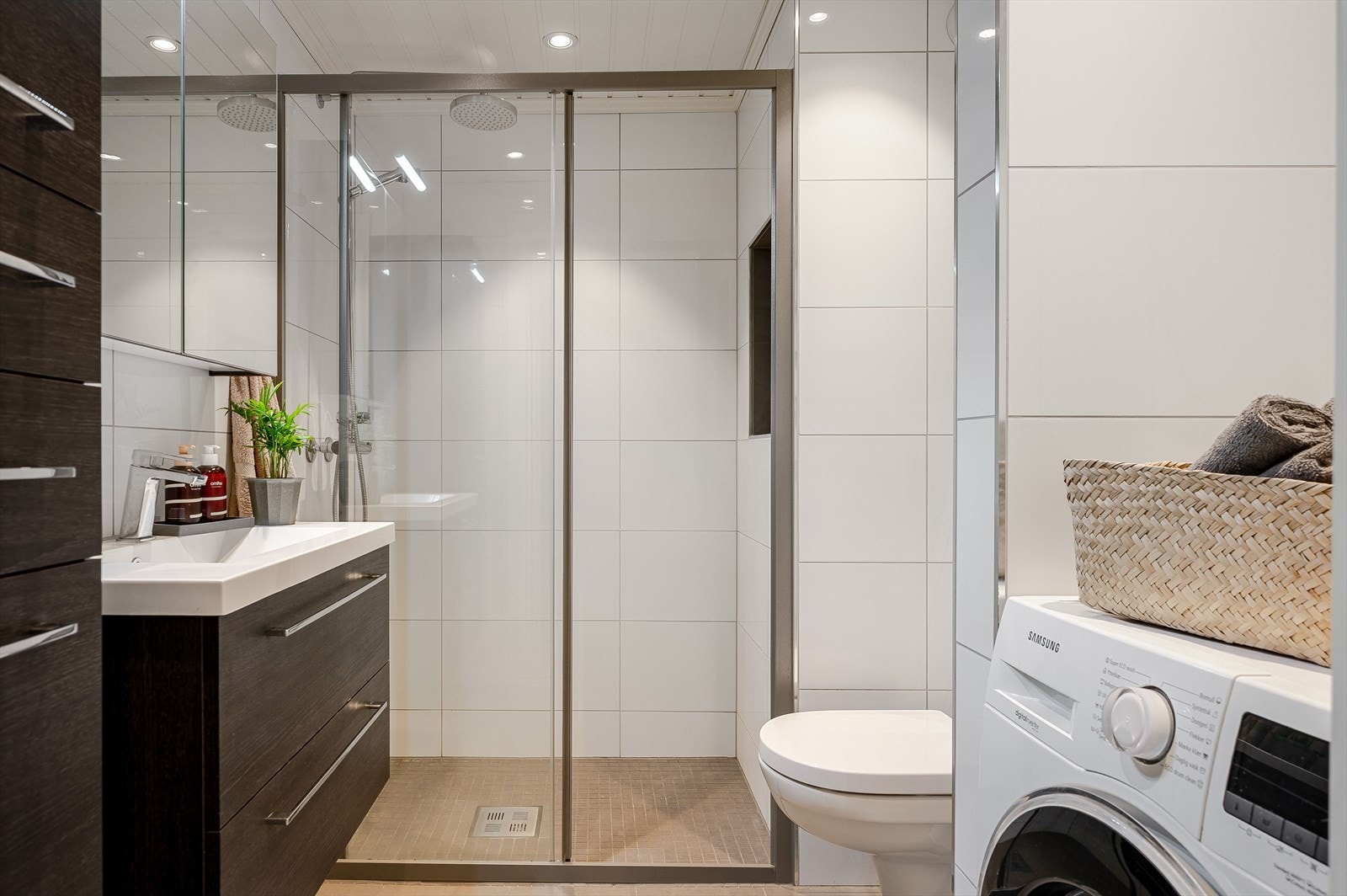 Pent, flislagt bad fra 2015 med gulvvarme og downlights i himlingen. Romslig dusj med skyvedør og veggmontert dusjbatteri med regnfall. Galleribilde