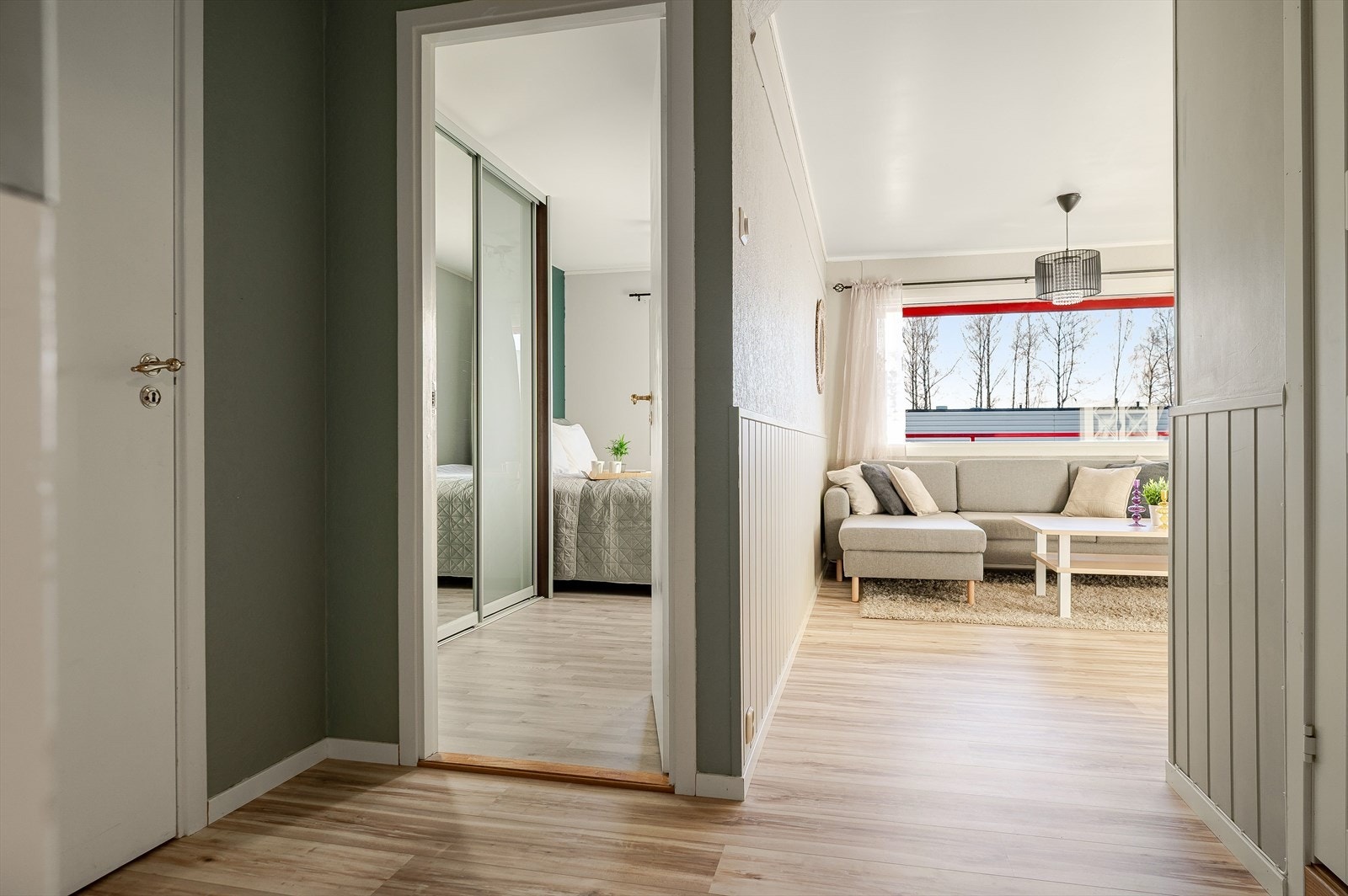 Du kommer inn i entréen, som har videre adkomst til alle leilighetens rom. Galleribilde