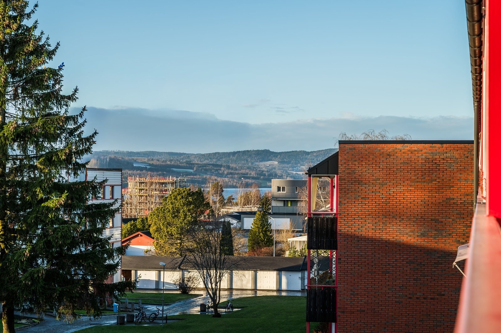Utsyn mot Mjøsa fra verandaen. Galleribilde