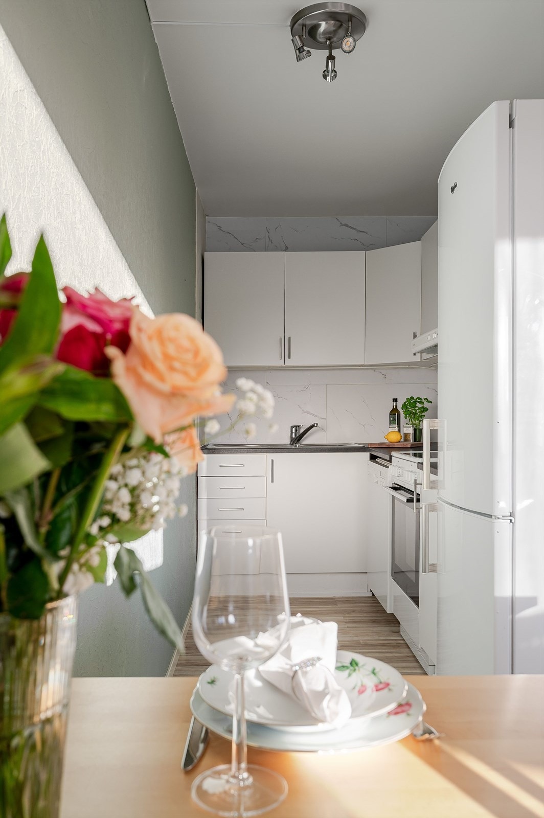 På kjøkkenet er det plass til frittstående kjøleskap, komfyr og oppvaskmaskin. Galleribilde