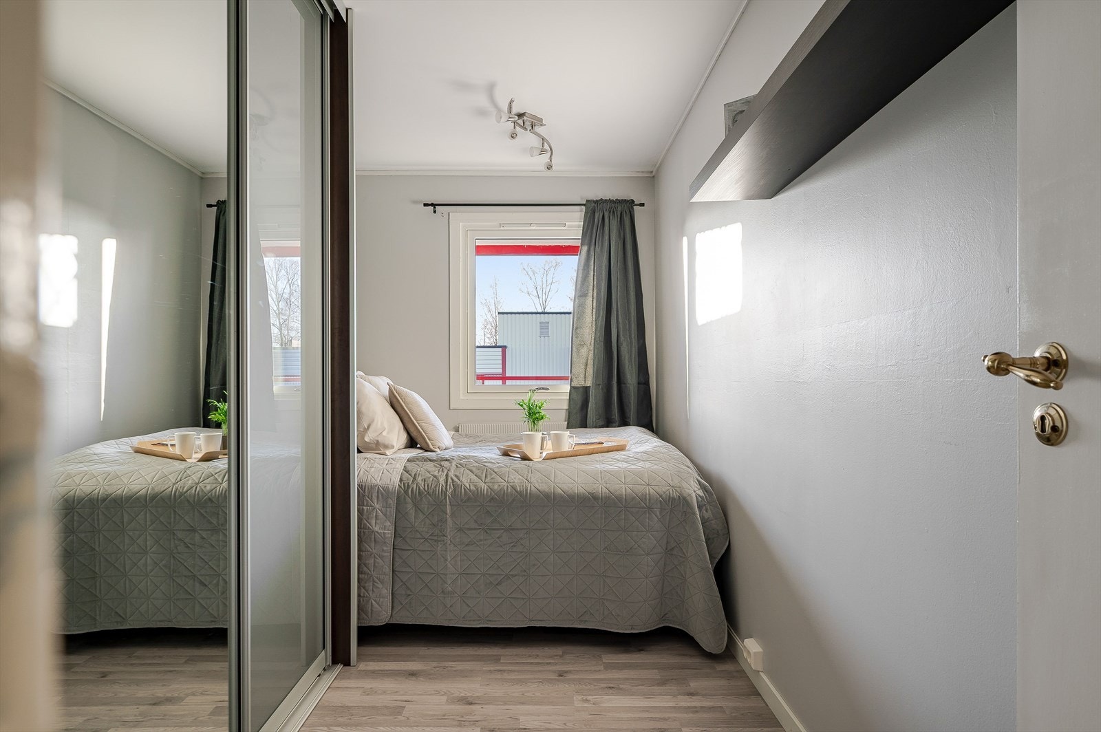 Leilighetens soverom vender ut mot verandaen. Galleribilde