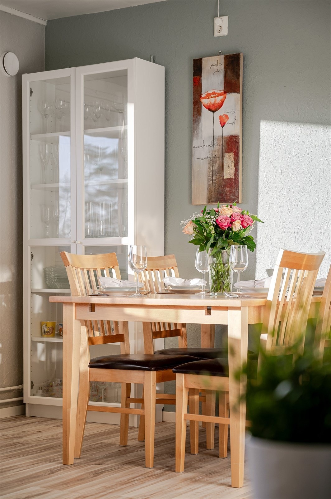 Mellom stue og kjøkken er det en fin plass til spisegruppe. Galleribilde