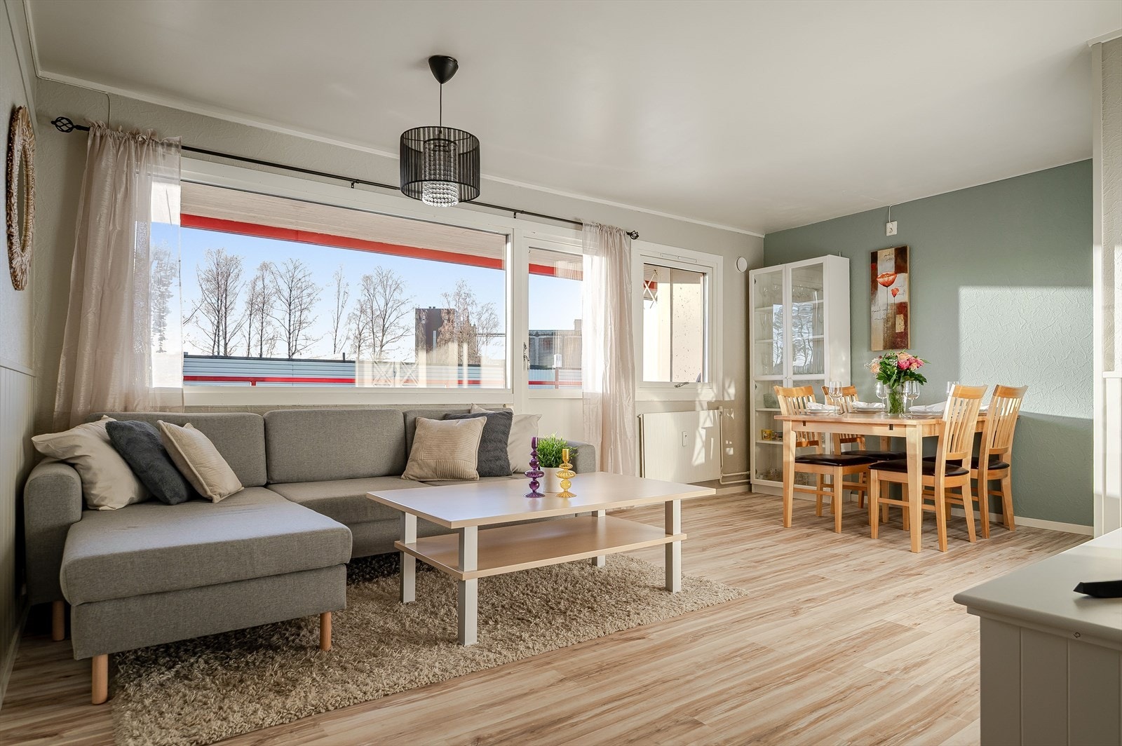 Her får du en stor og behagelig stue med store vinduer som gir godt med lysinnslipp. Galleribilde