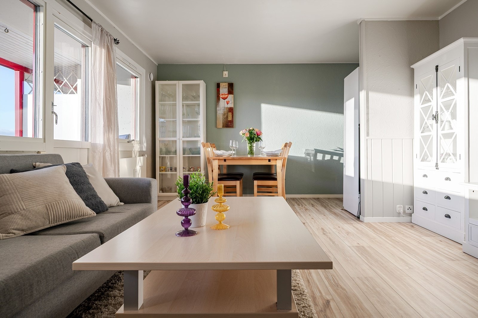 Det er god plass til både sofagruppe og spisestuebord i stua. Galleribilde