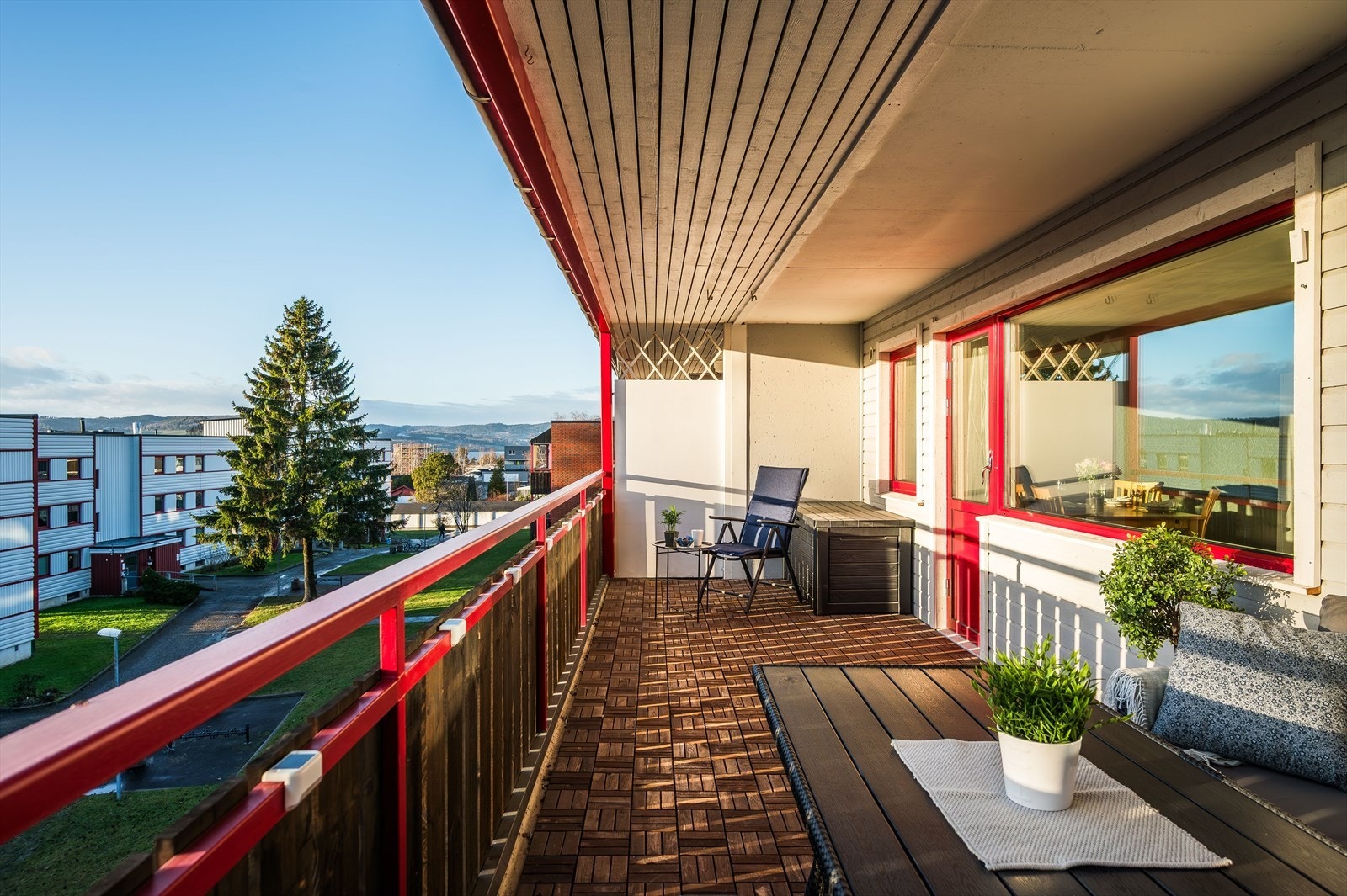 Verandaen vender mot sørvest og er på hele 18 m². Galleribilde