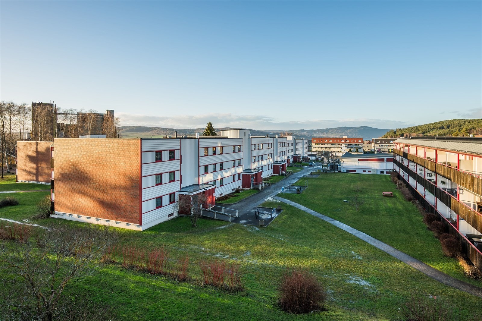 Det er også kort vei til butikker, bussforbindelse og idrettshaller som CC-amfi og Boligpartner arena. Galleribilde