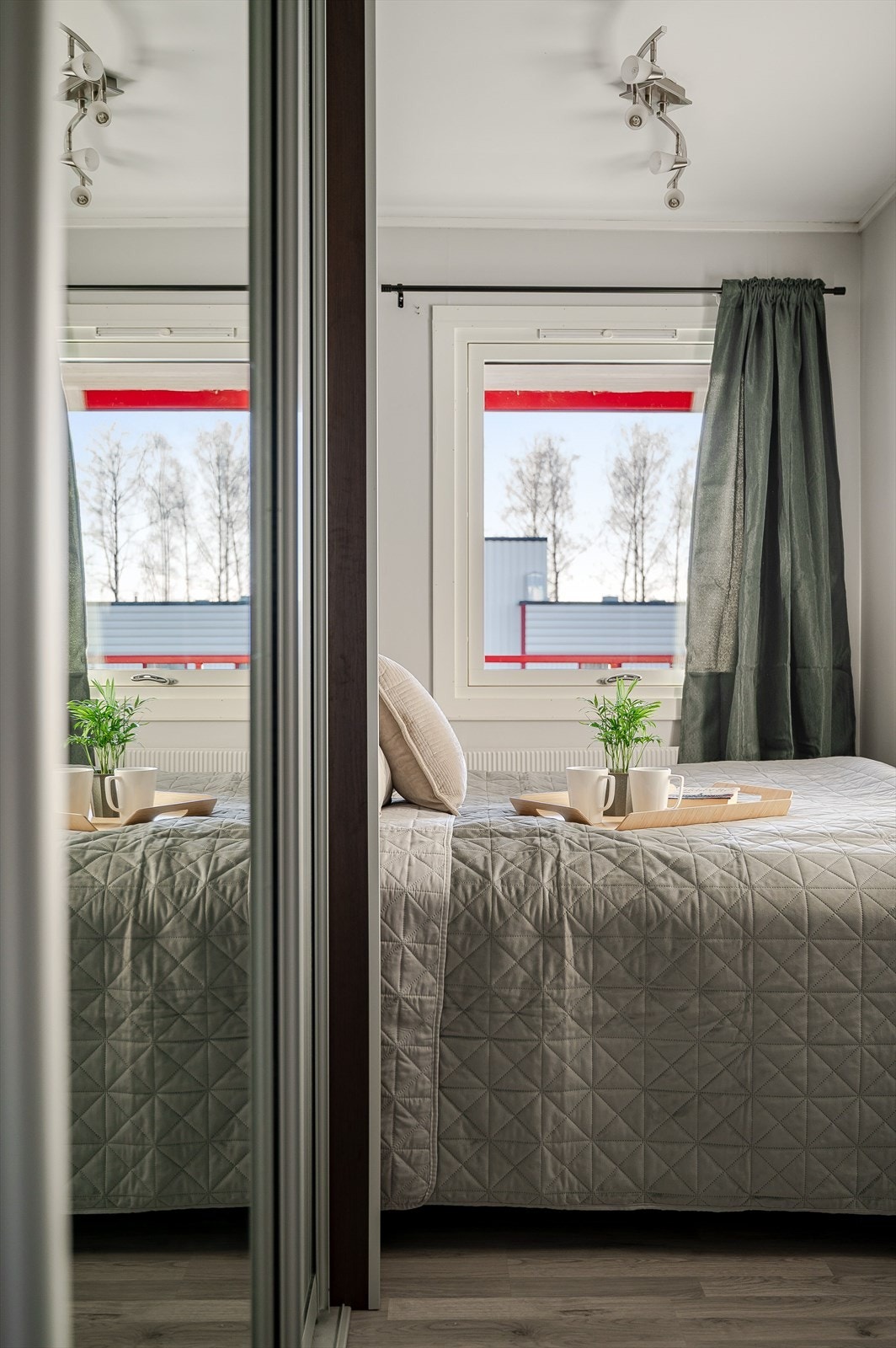 På rommet er det plass til dobbeltseng og det er satt inn skyvedørsgarderobe med speilfronter. Galleribilde