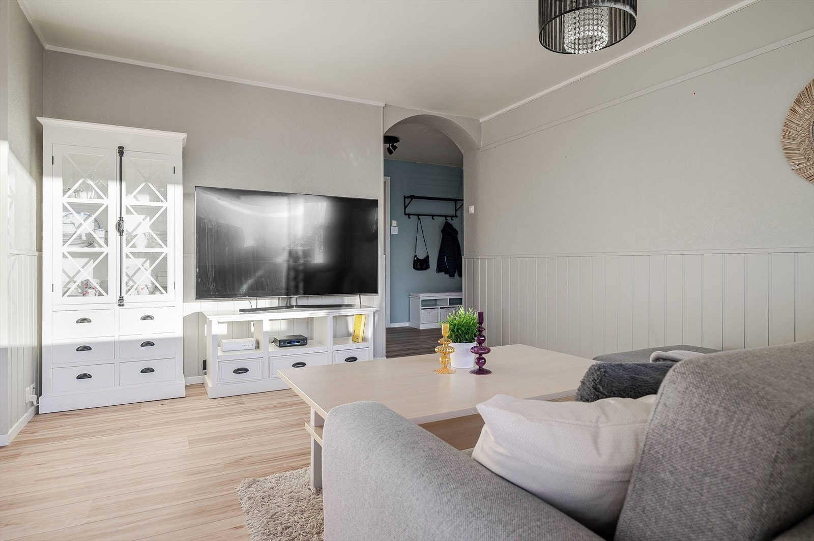 Fin og naturlig plass til TV-møblement og annet ønskelig møblement. Galleribilde