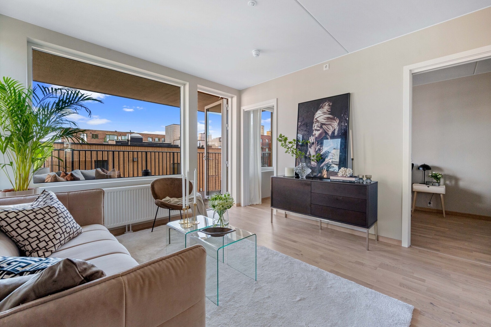 Stuen er lys med store vindusflater som slipper inn rikelig med naturlig lys Galleribilde