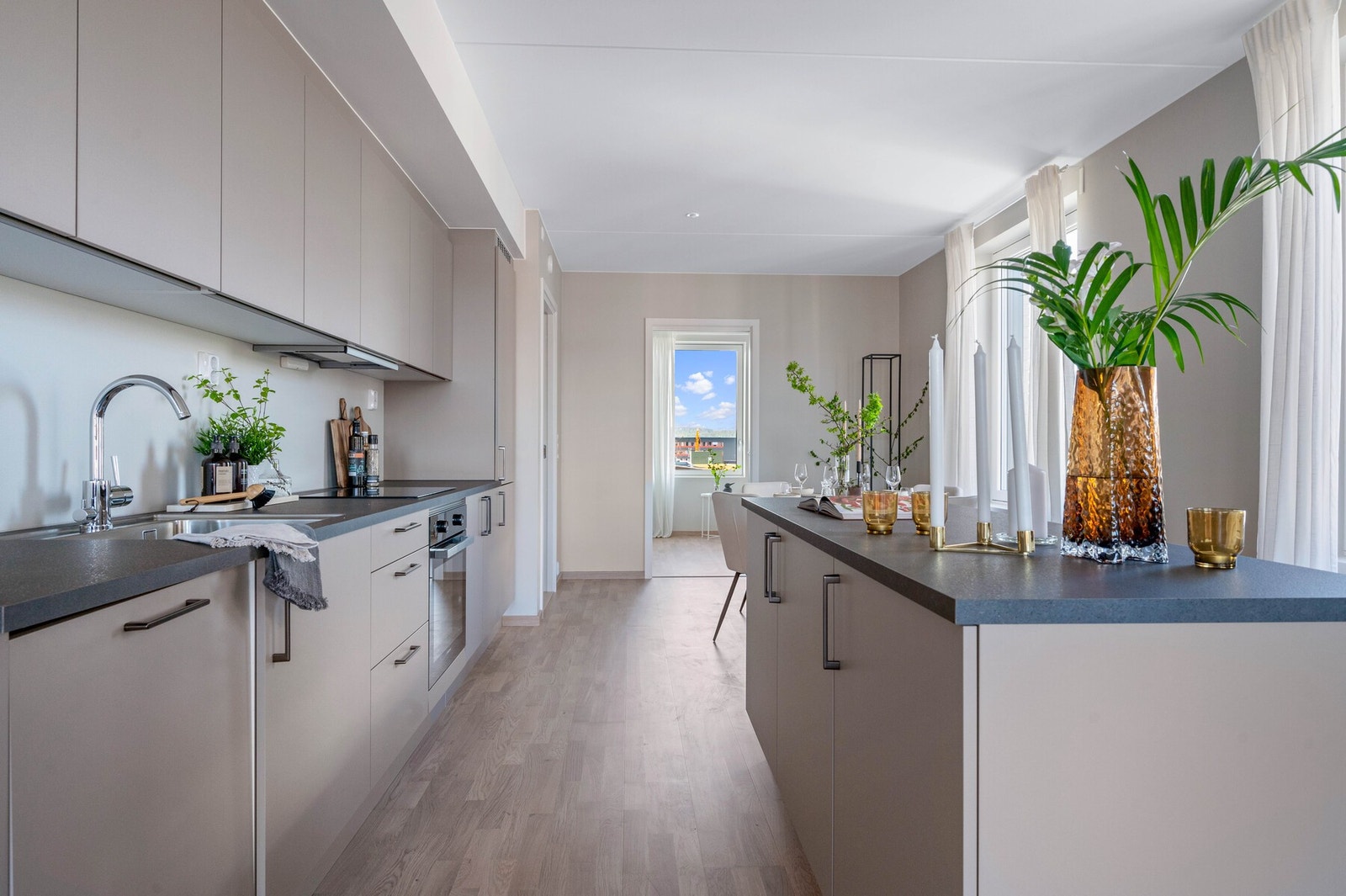 Lekkert kjøkken med rette linjer og gode soner for matlaging og servering Galleribilde