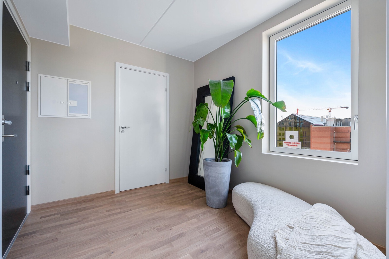 Lys og innbydende entré med god plass til garderobeløsninger Galleribilde