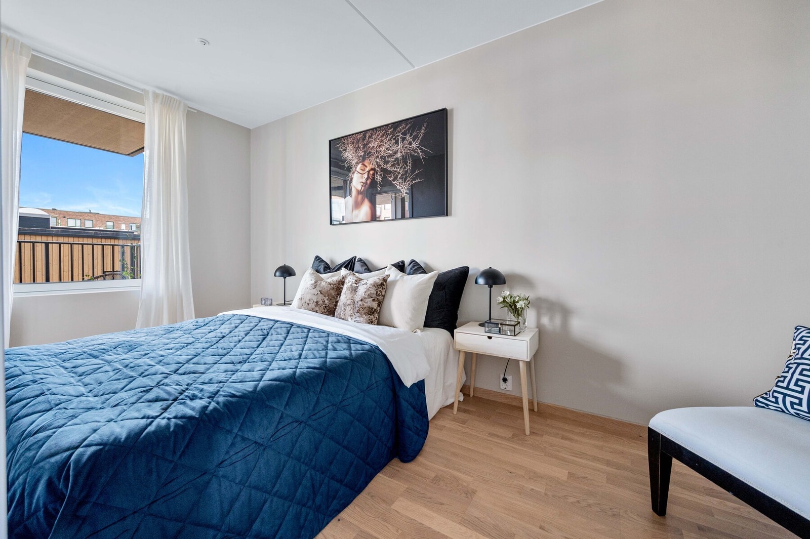 Romslig hovedsoverom med plass til både dobbeltseng og ekstra oppbevaringsmuligheter Galleribilde