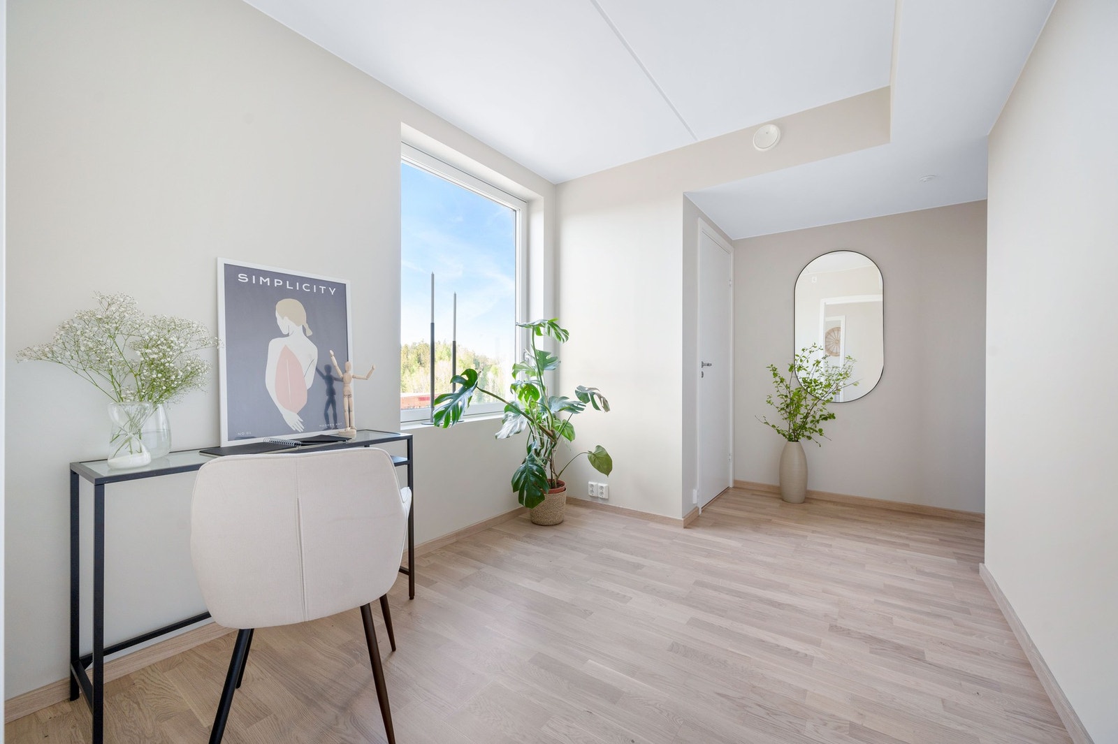 God plass til skrivebord eller ekstra oppbevaring i den innbydende hallen Galleribilde