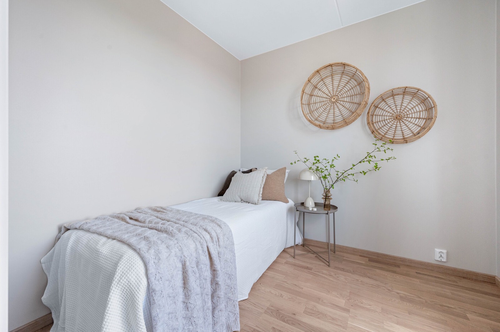 Et enkelt og stilrent soverom som lett kan tilpasses ulike behov Galleribilde