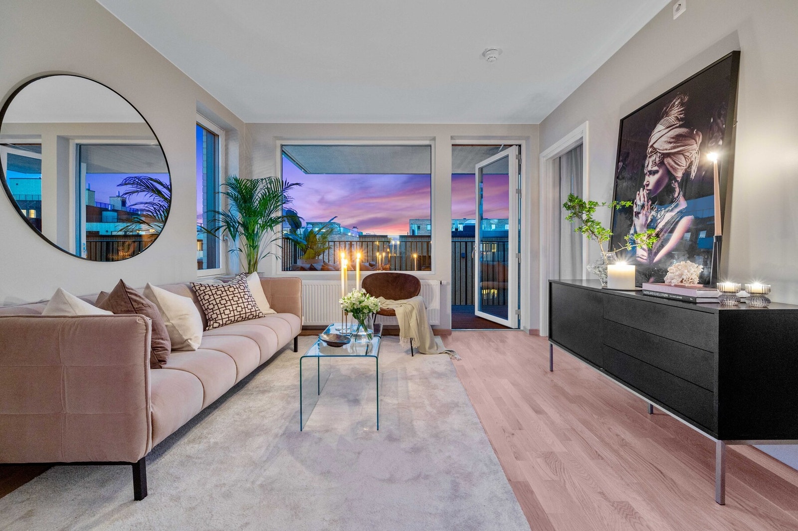 Stuen byr på en luftig atmosfære, flotte kvaliteter og nydelig kveldslys Galleribilde