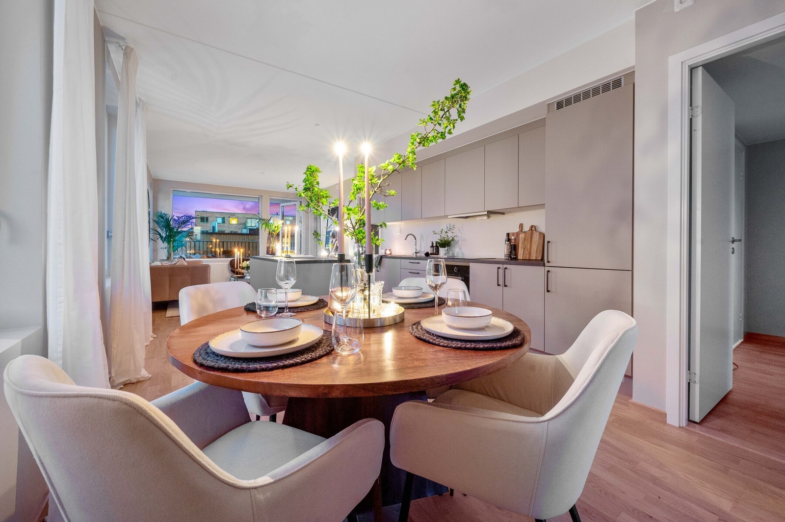 Her kan du samle venner og familie rundt bordet i et lyst og åpent allrom Galleribilde