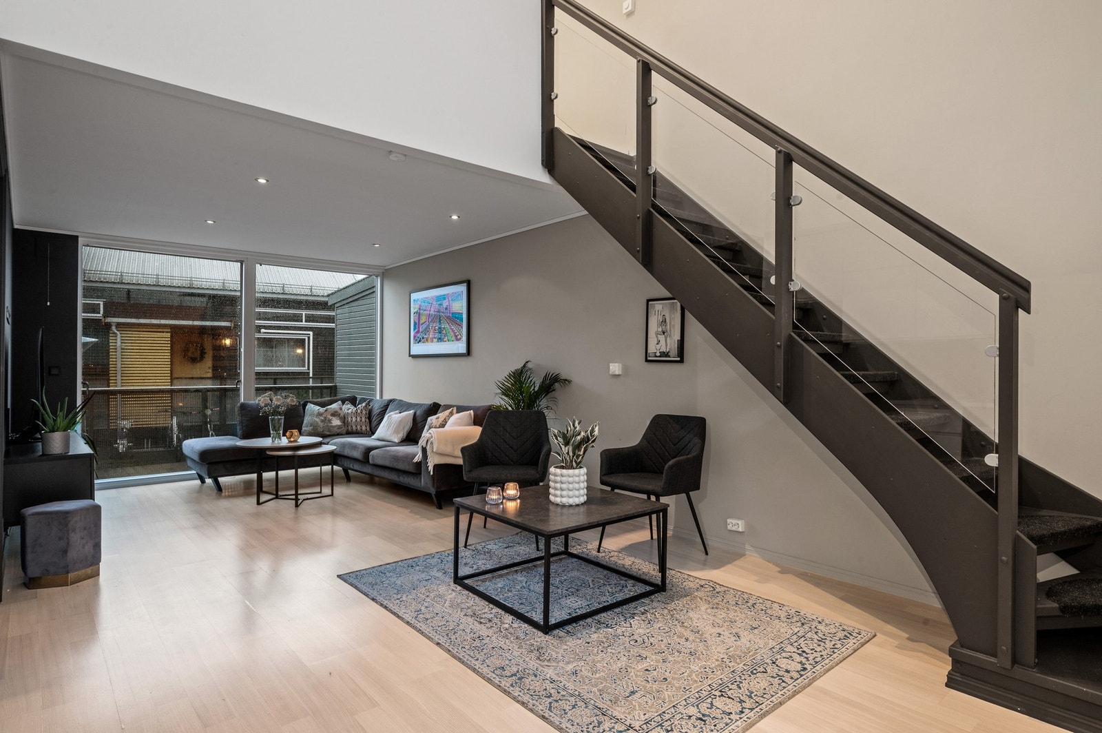 Innvendig fremstår boligen lys, moderne. Åpen stue- og kjøkkenløsning gir en god romfølelse Galleribilde