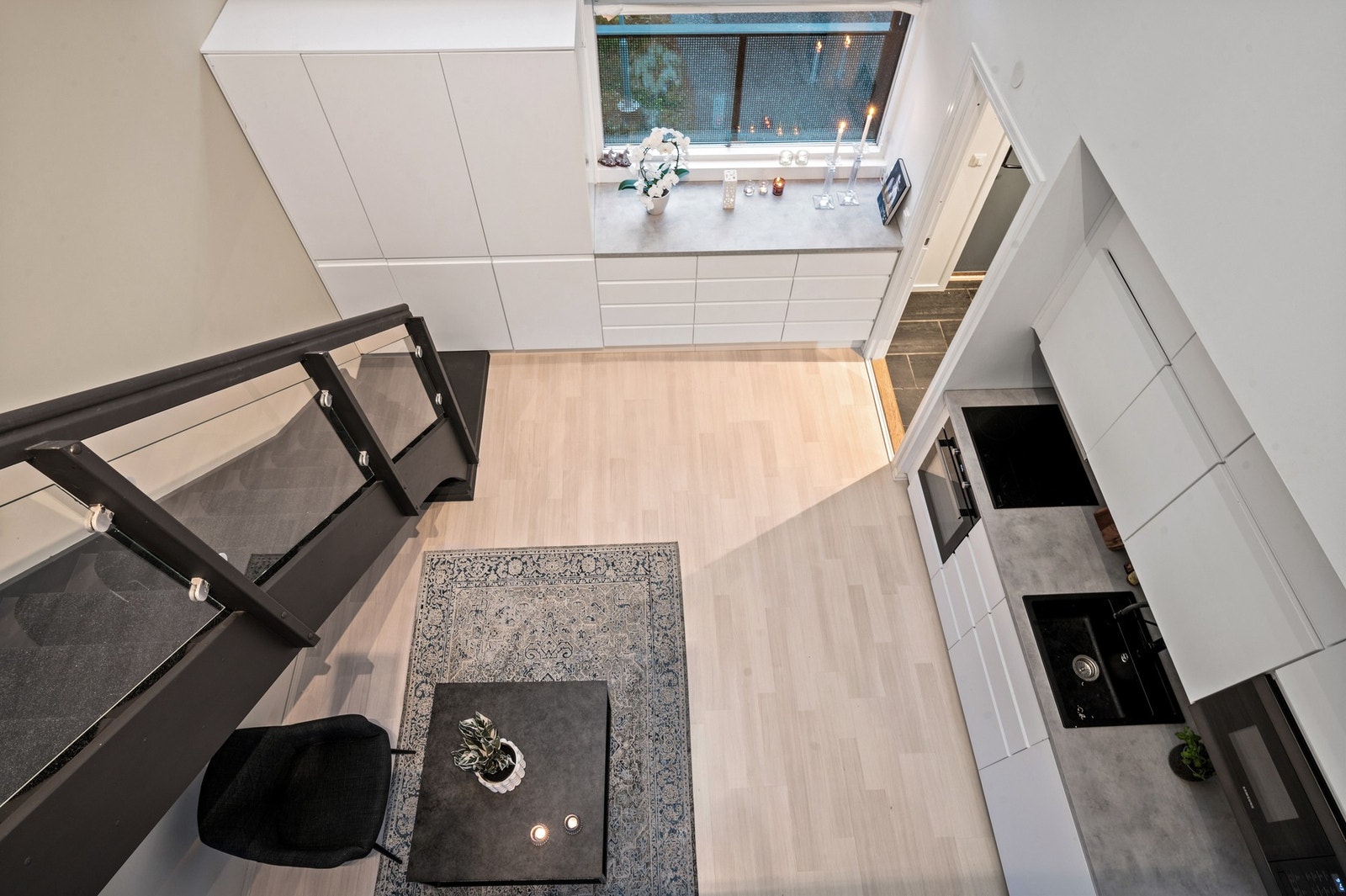 Planløsningen med oppholdsrom og soverom i begge etasjer er praktisk for både familier og besøk. Galleribilde