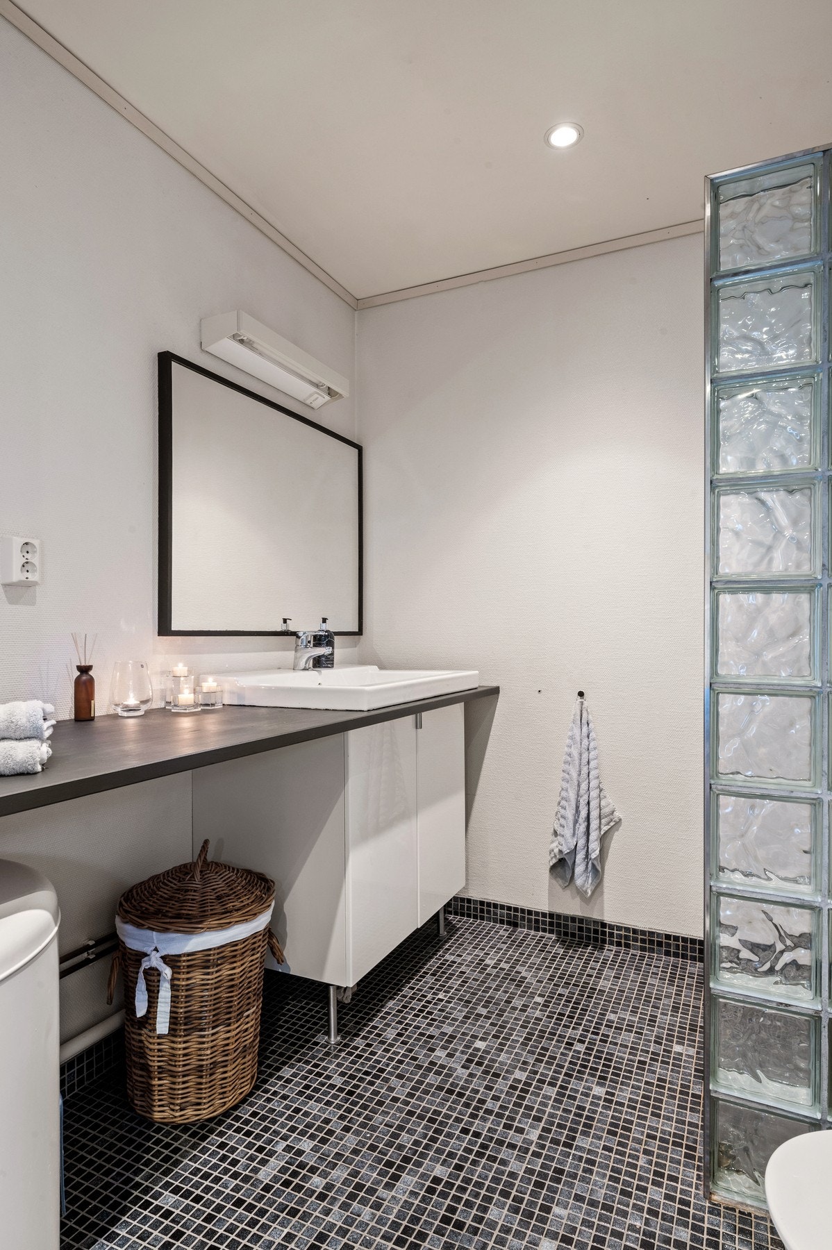 Badet i 1. etasje har flislagt gulv med varmekabler Galleribilde