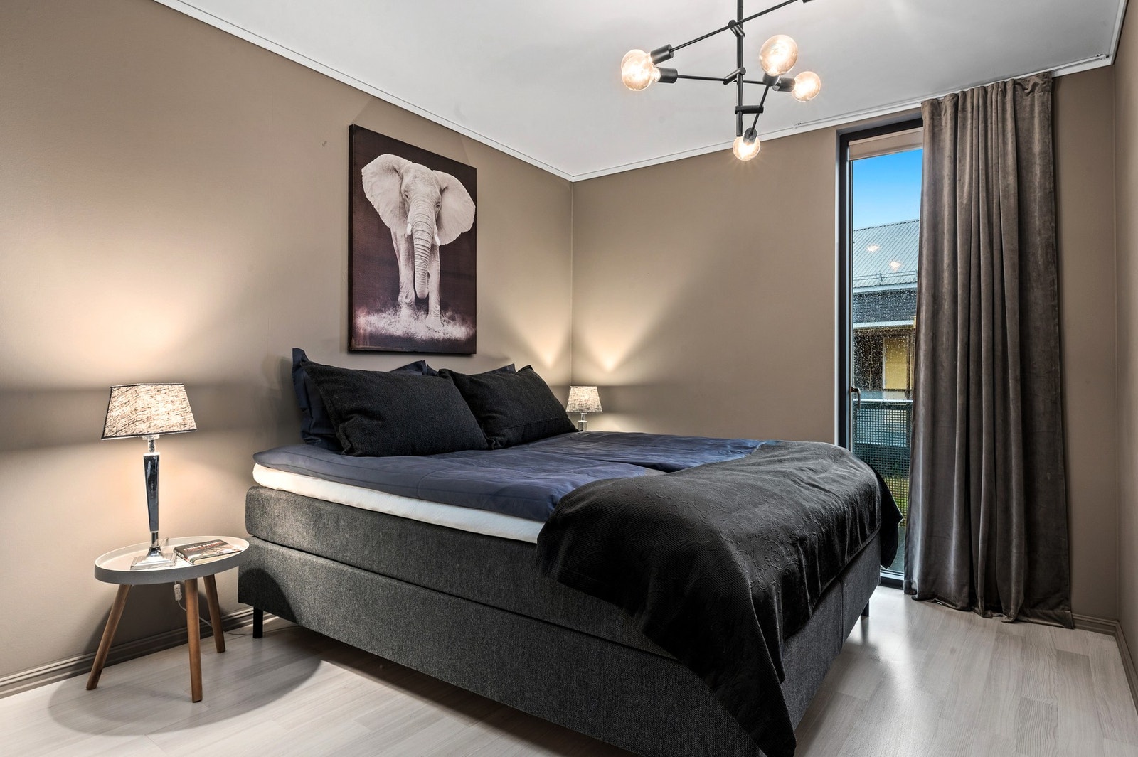 Det største sovreommet ligger i første etasje, slik at man har alle funksjoner på ett plan Galleribilde