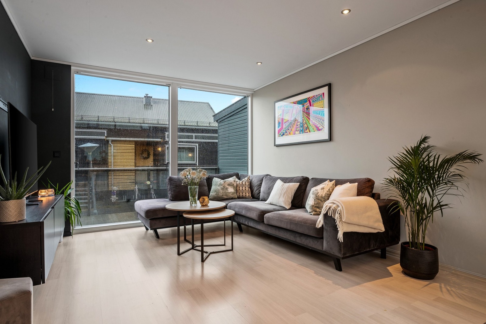 Boligen har en gjennomgående pen og velholdt standard med hovedsakelig opprinnelige overflater fra 2004, kombinert med enkelte nyere oppgraderinger Galleribilde