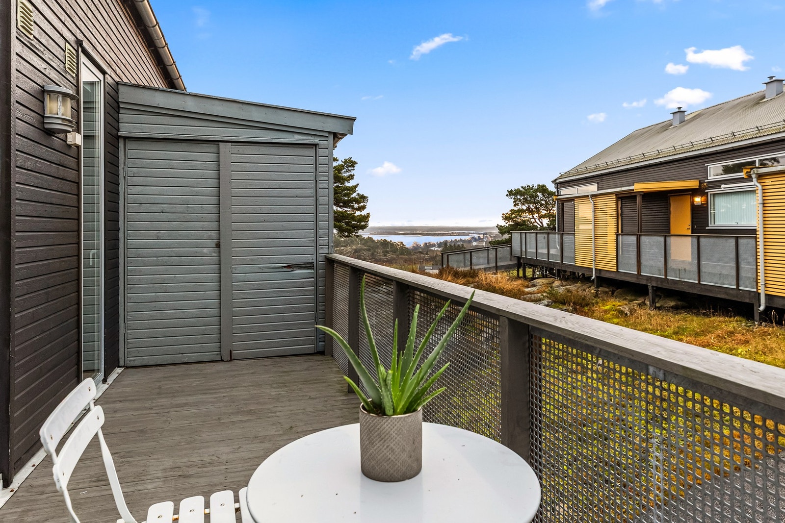 Boligen ligger høyt i terrenget med fine solforhold Galleribilde