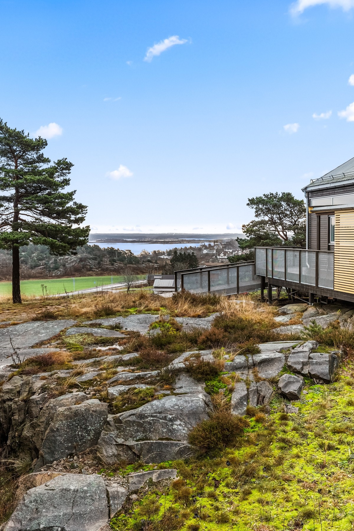 Flott utsikt over naturen og mot skjærgården Galleribilde