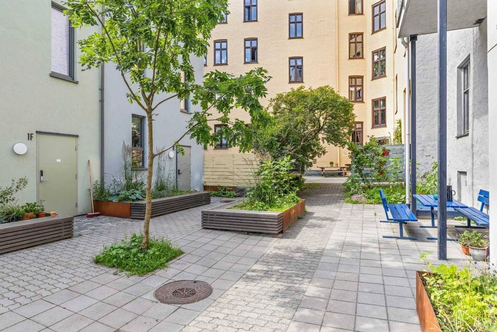 Bakgården er pent opparbeidet Galleribilde