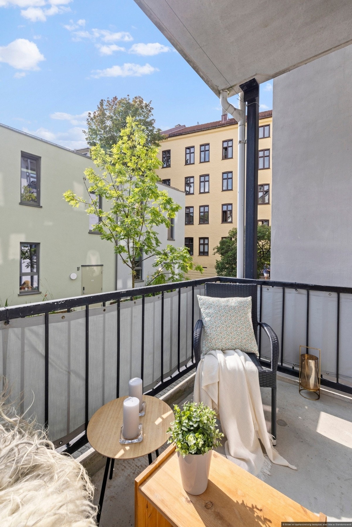 En moderne 2-roms med balkong Galleribilde