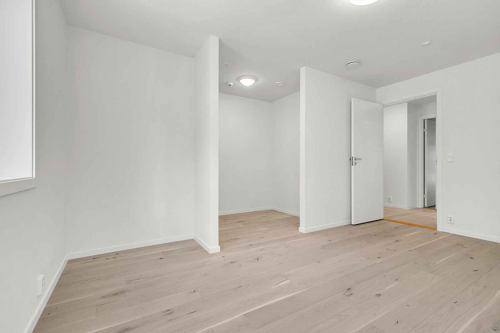 Hovedsoverommet har en praktisk innhuk, hvor man enkelt kan innrede walk-in garderobe Galleribilde