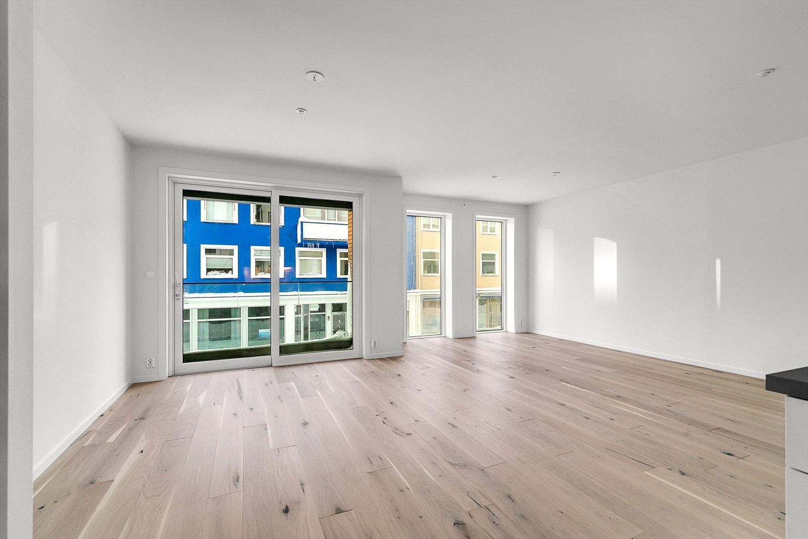 Leiligheten er innredet med lyse overflater og en-stavs eikeparkett på gulv Galleribilde