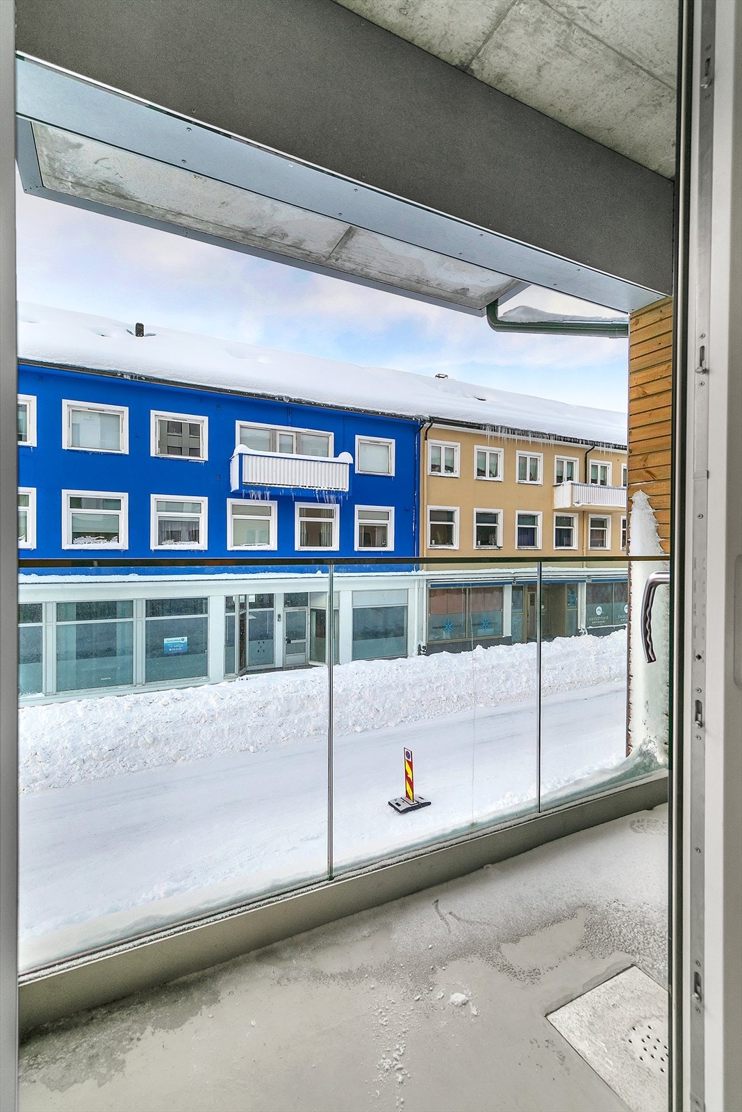 Fra stue er det utgang til balkongen som er praktisk overbygd Galleribilde