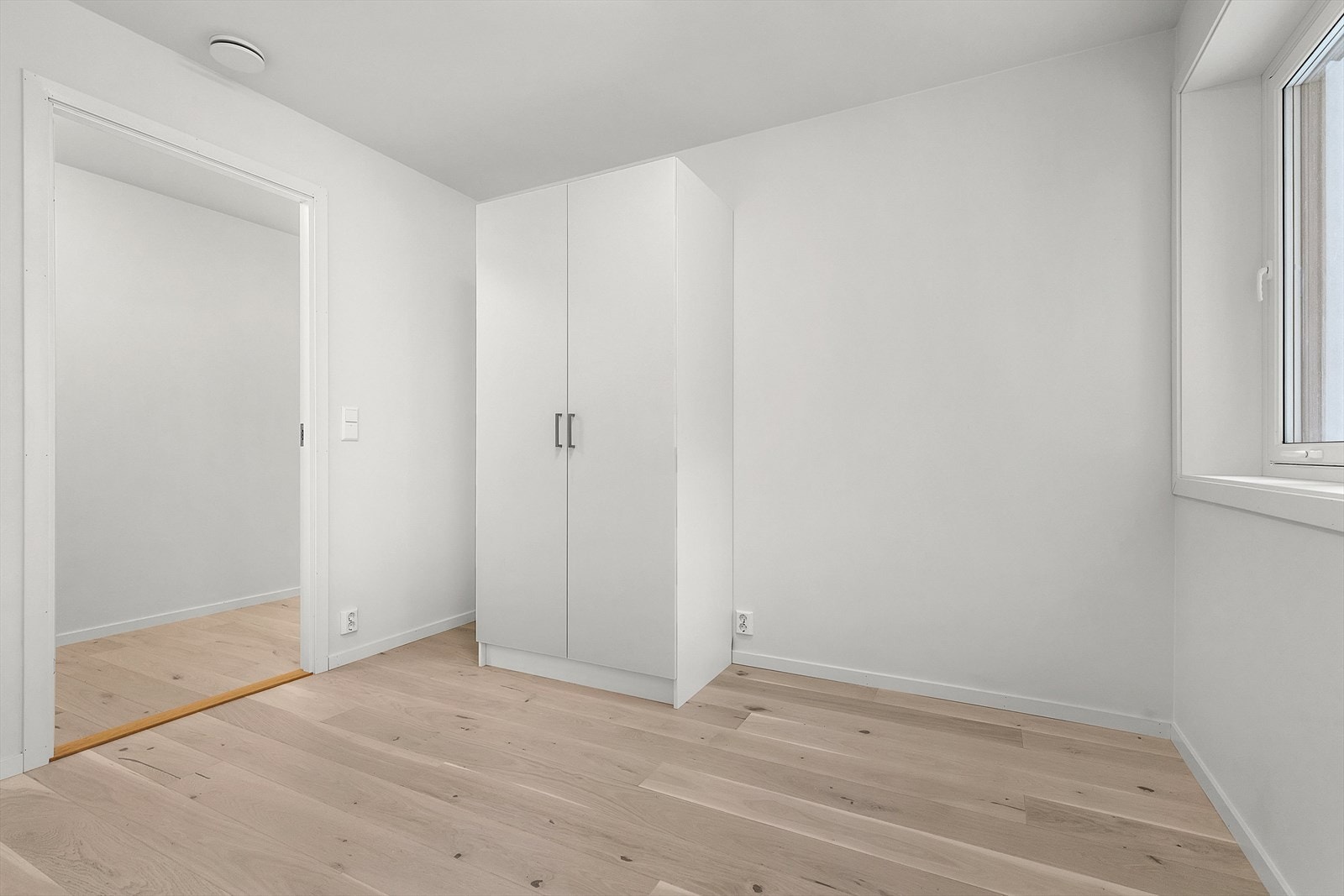 Soverom med god plass for seng og nattbord. Rommene er utstyrt med garderobeløsninger Galleribilde