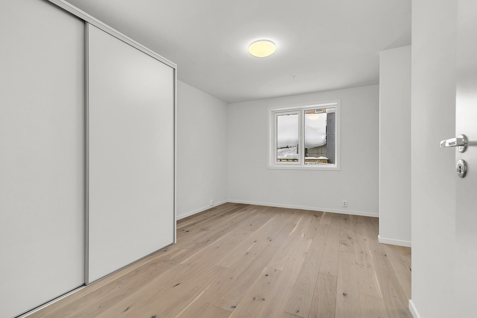 Hovedsoverommet er stort og utstyrt med skyvedørsgarderobe Galleribilde