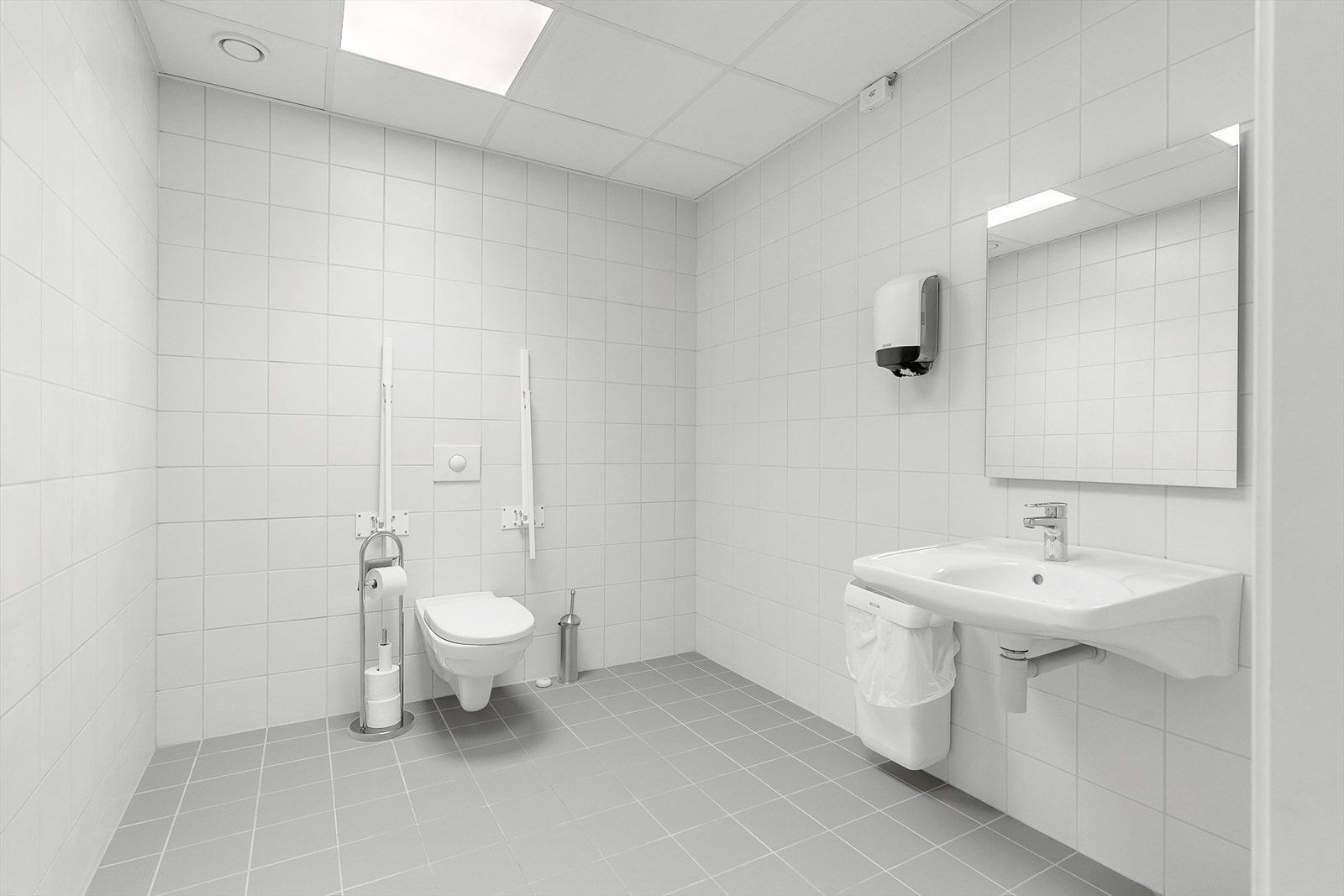 Felles WC i 1.etasje. I tillegg har borettslaget hybel som beboerne kan leie, dersom man får besøk av gjester Galleribilde