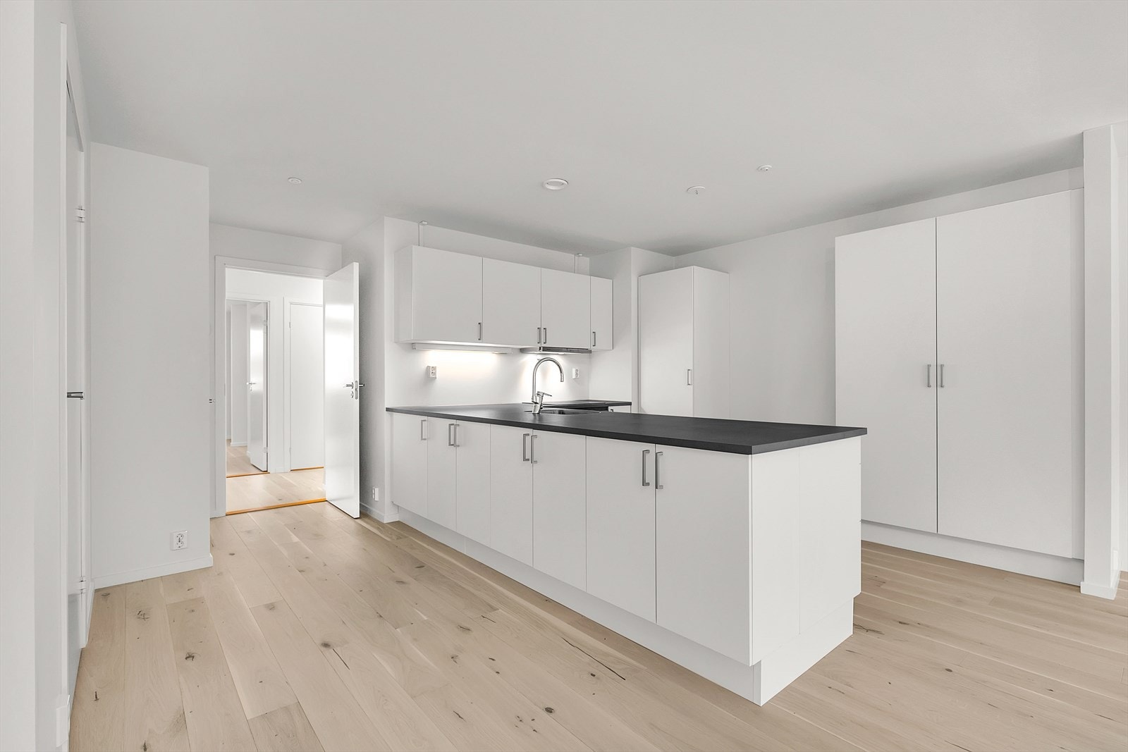 Stort og praktisk kjøkken som byr på rikelig med skap- og benkeplass Galleribilde