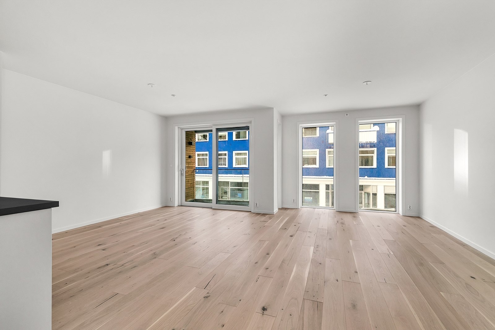 Store vindusflater som tilfører rommet et fint innlys Galleribilde