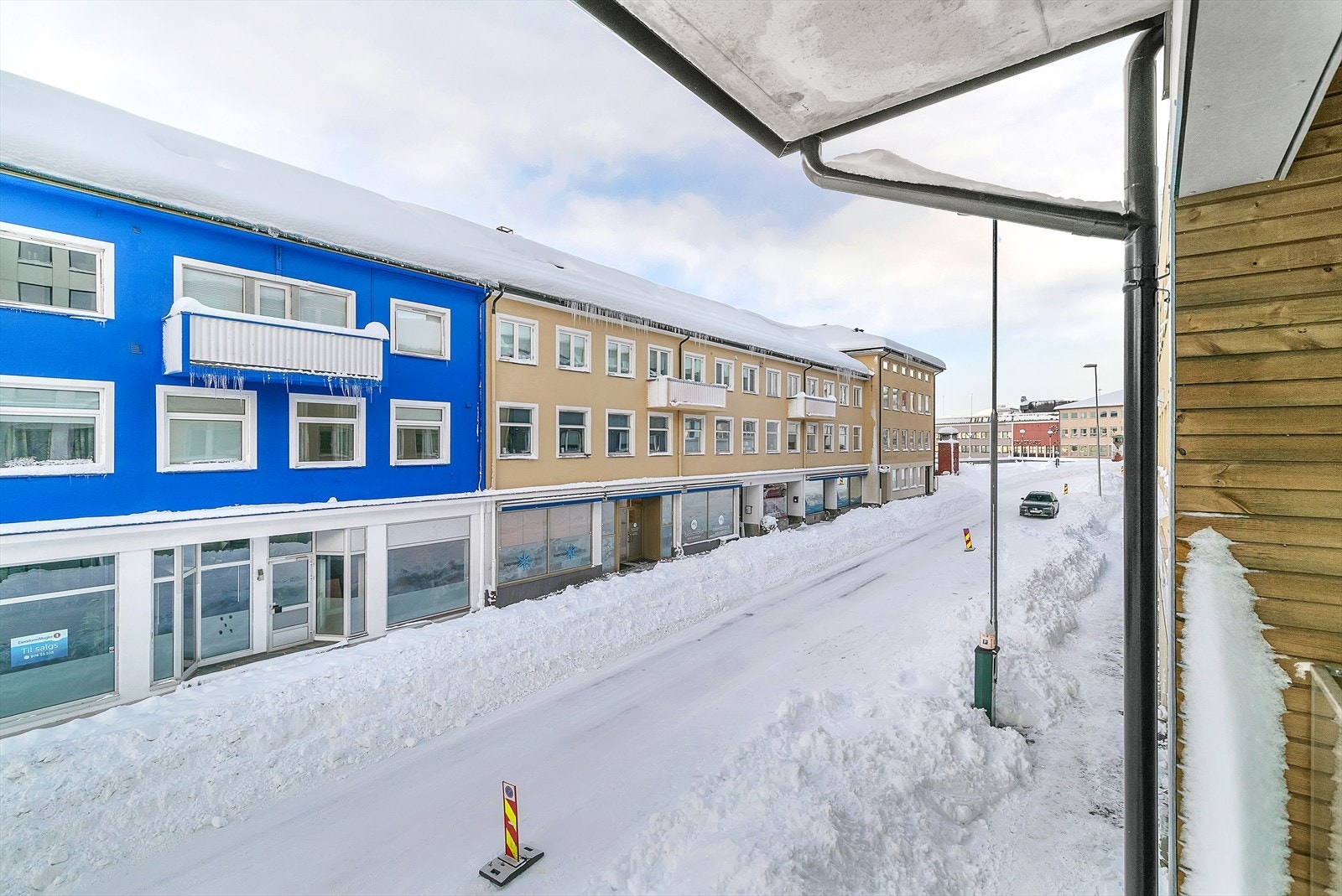 Balkongen har plass for utemøblement, som stoler og bord Galleribilde