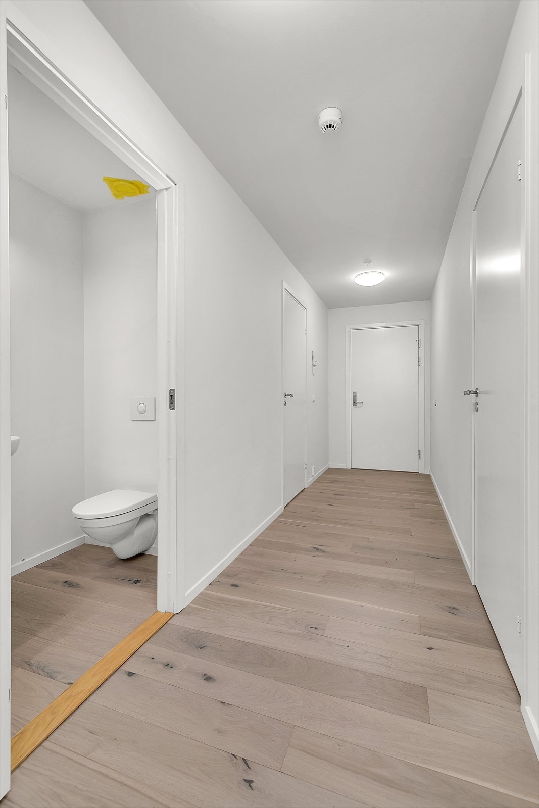 Romslig gang med plass for garderobeløsninger Galleribilde