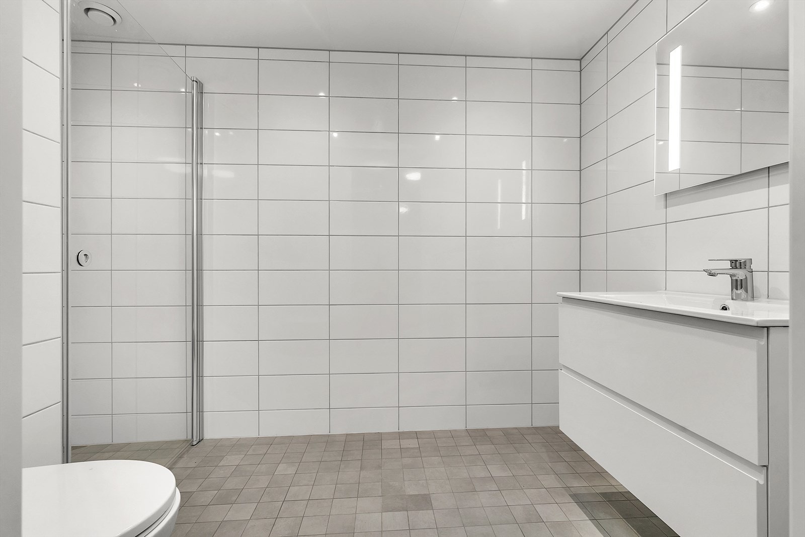 Tidsriktig bad med tidløse fliser på vegger og gulv Galleribilde