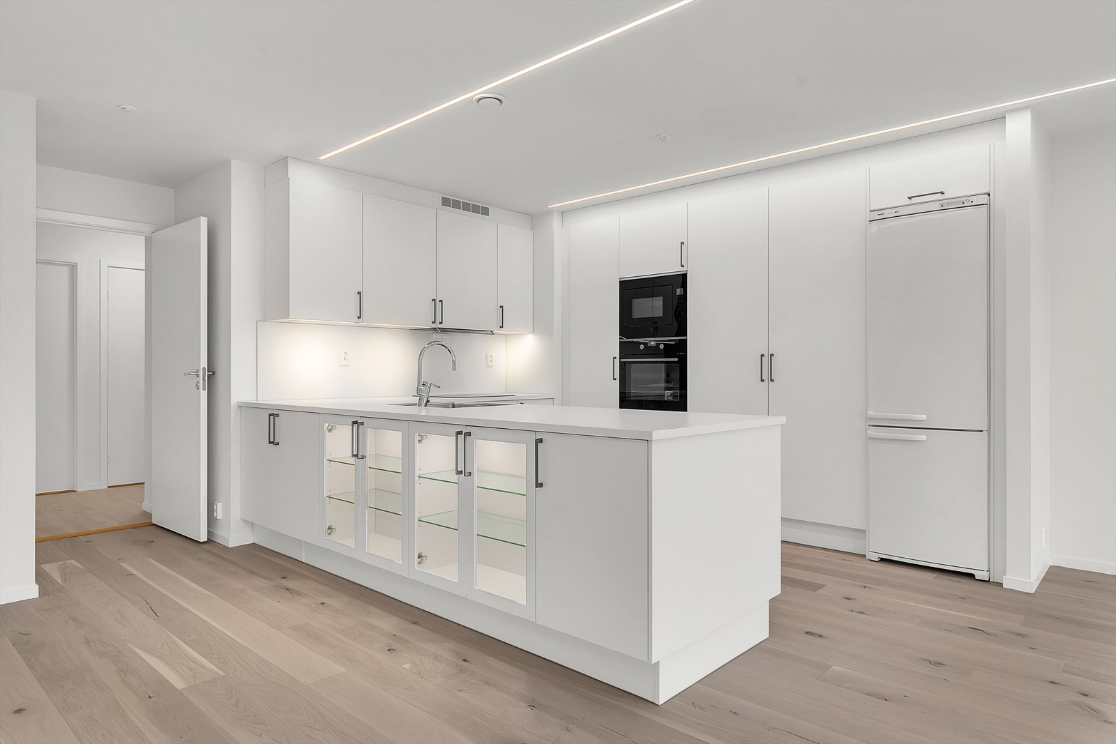 Kjøkkenet i leiligheten er både stilrent og funksjonelt, med moderne løsninger som gjør matlaging til en glede. Galleribilde