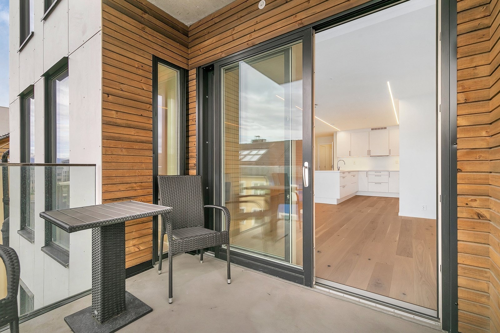 Den vestvendte balkongen er et perfekt sted å nyte ettermiddagssolen og lune sommerkvelder. Med god plass til både utemøbler og planter skaper den en hyggelig atmosfære for avslapning eller sosiale sammenkomster. Galleribilde