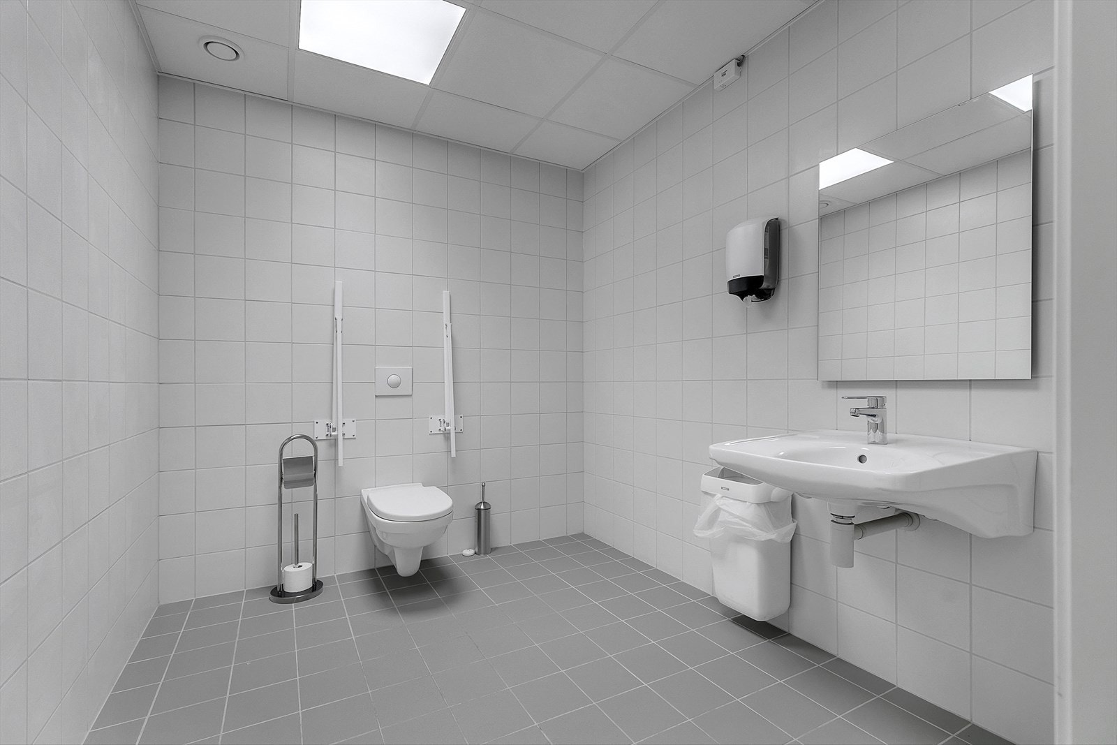 Borettslaget har også toalett i fellesareal, felles stue/møterom med kjøkken samt hybel som kan leies til gjestene. Galleribilde