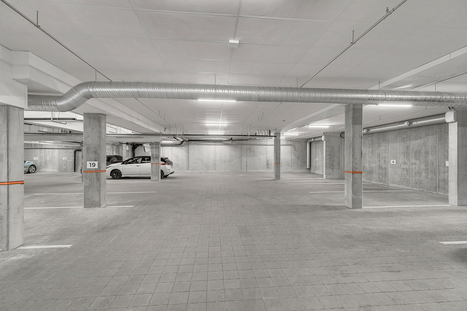 Det er parkeringsplass i garasjeanlegg, med opplegg for el-billader. Galleribilde