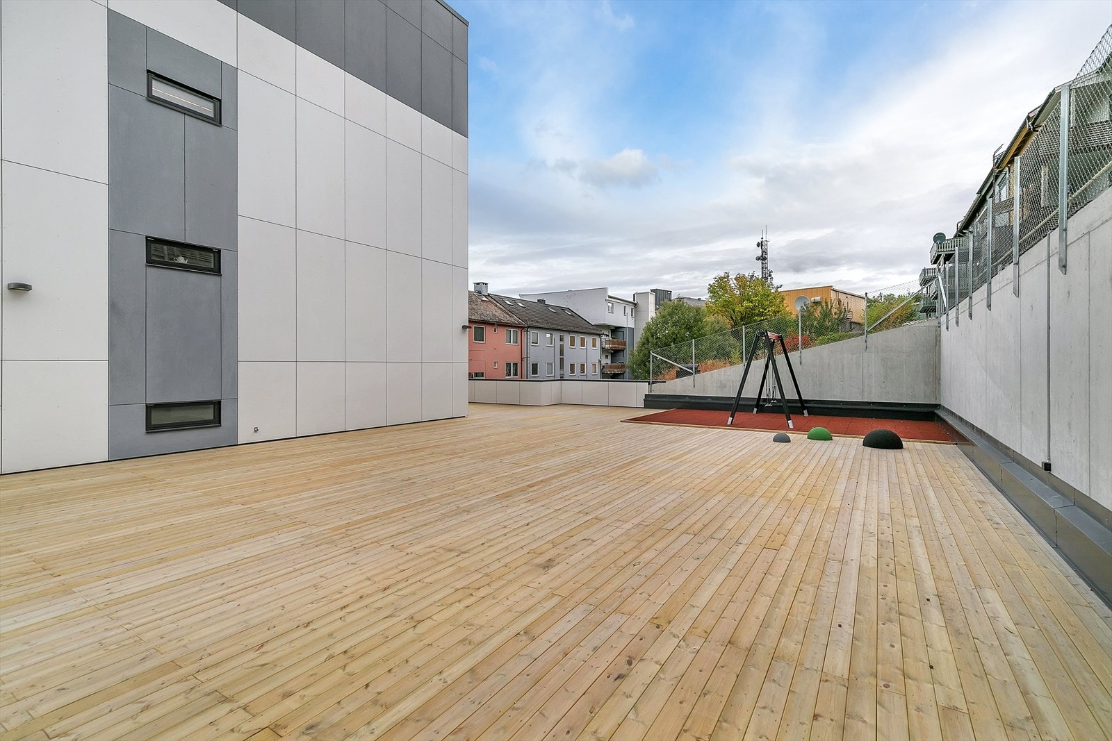 Borettslaget har en stor felles terrasse med benker, sittegruppe og lekeapparat. Galleribilde
