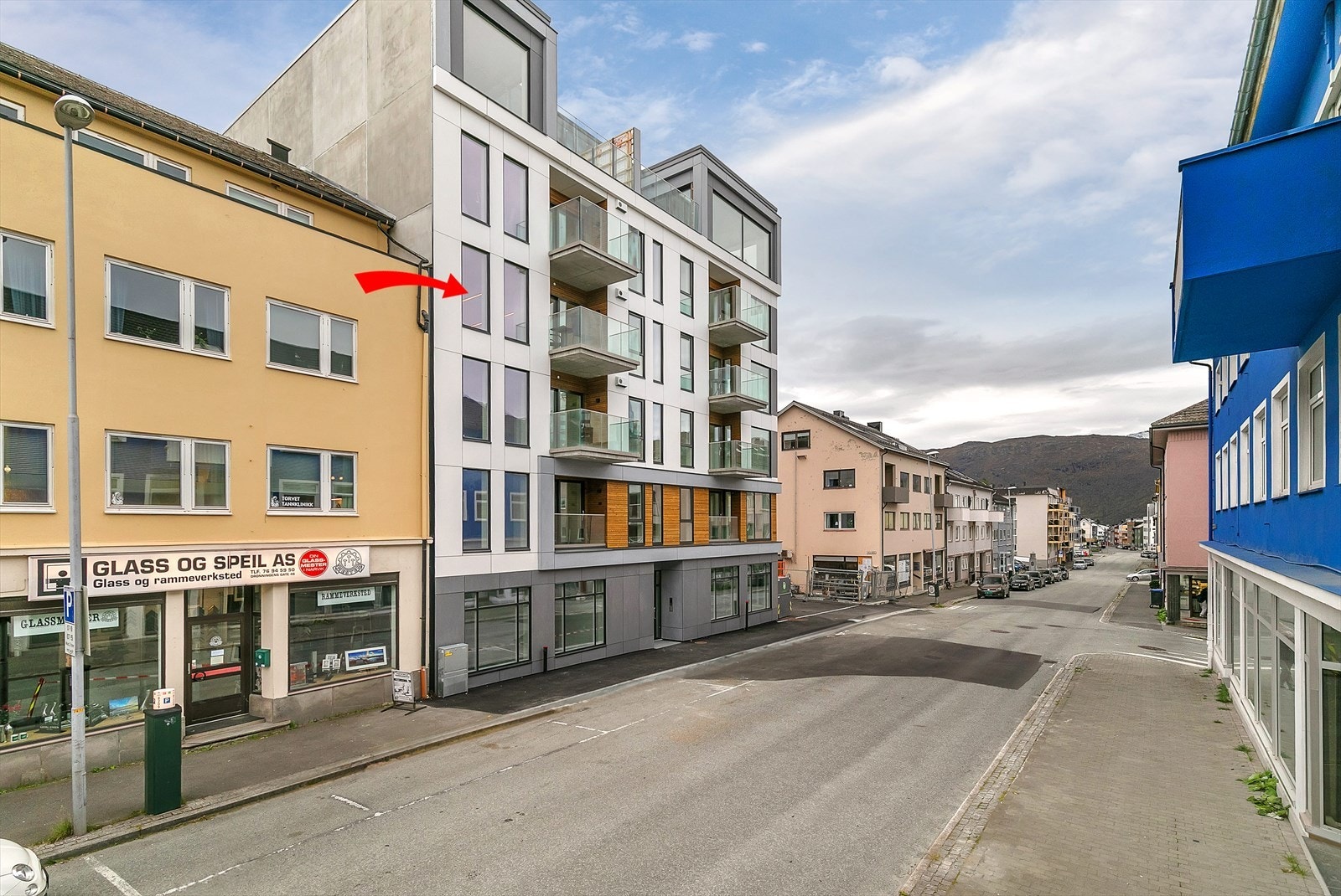 Leiligheten ligger i 4. etasje, sentralt beliggenhet i Narvik sentrum. Galleribilde