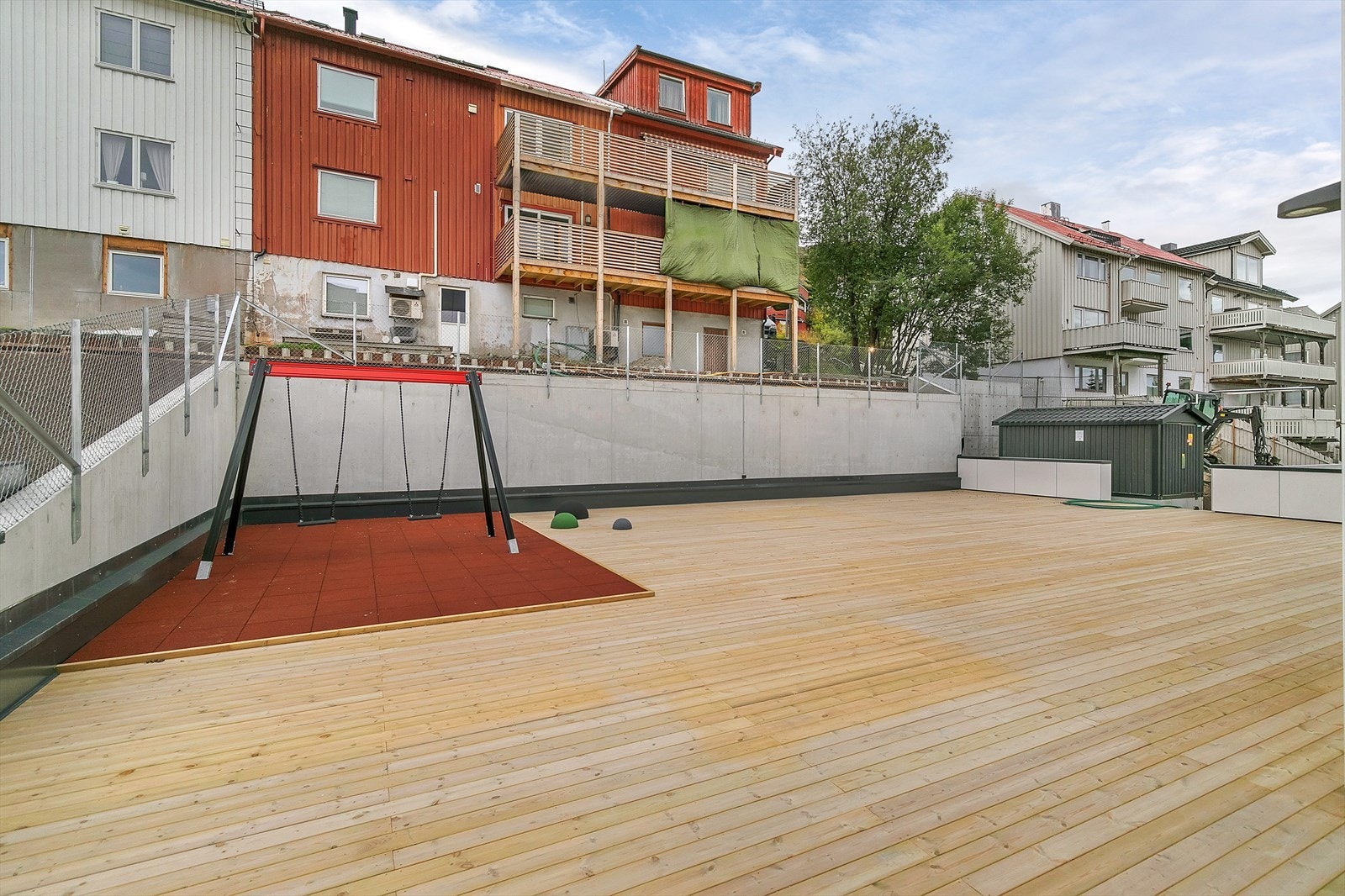 Borettslaget har en stor felles terrasse med benker, sittegruppe og lekeapparat. Galleribilde
