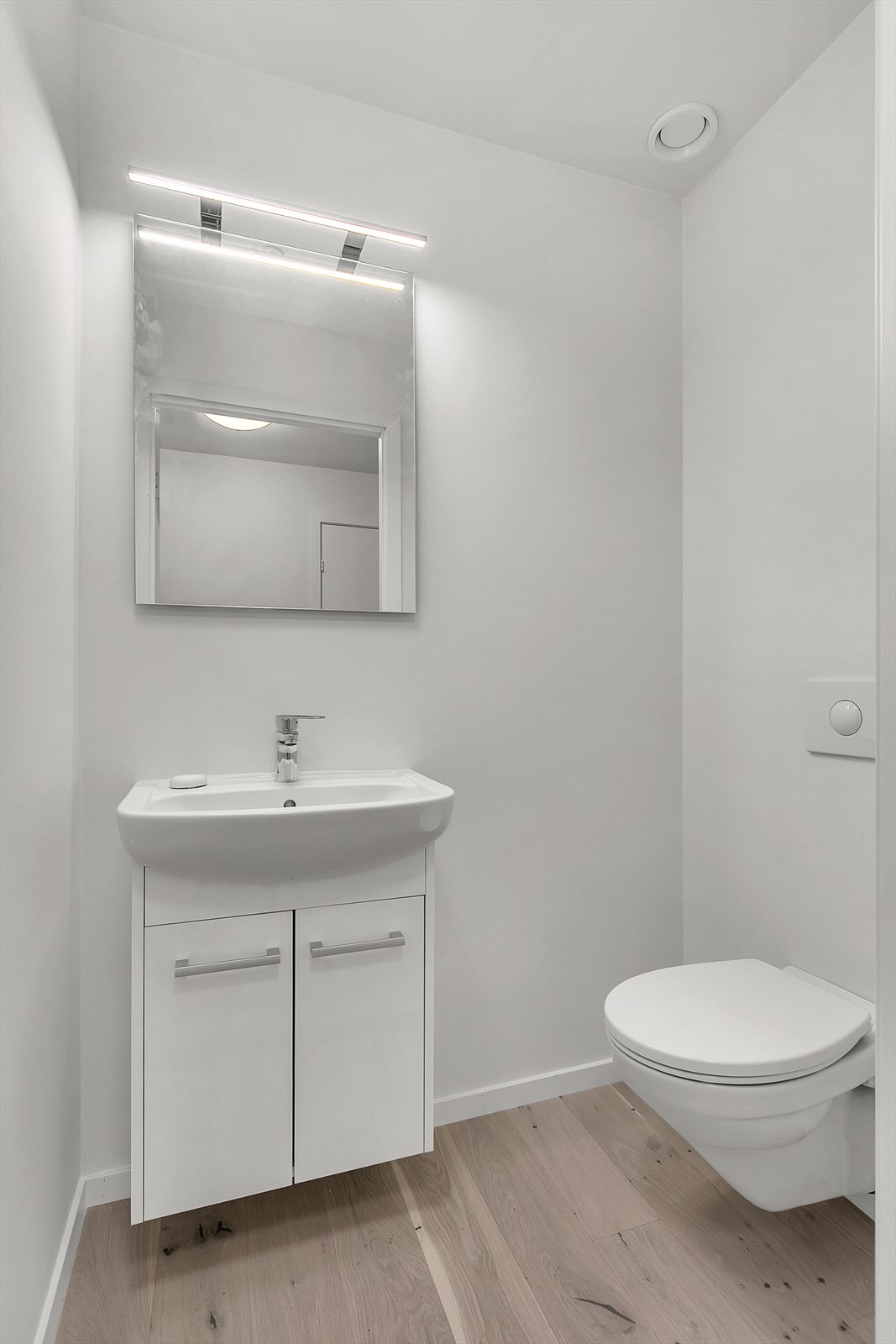 Praktisk toalettrom til gjestene Galleribilde