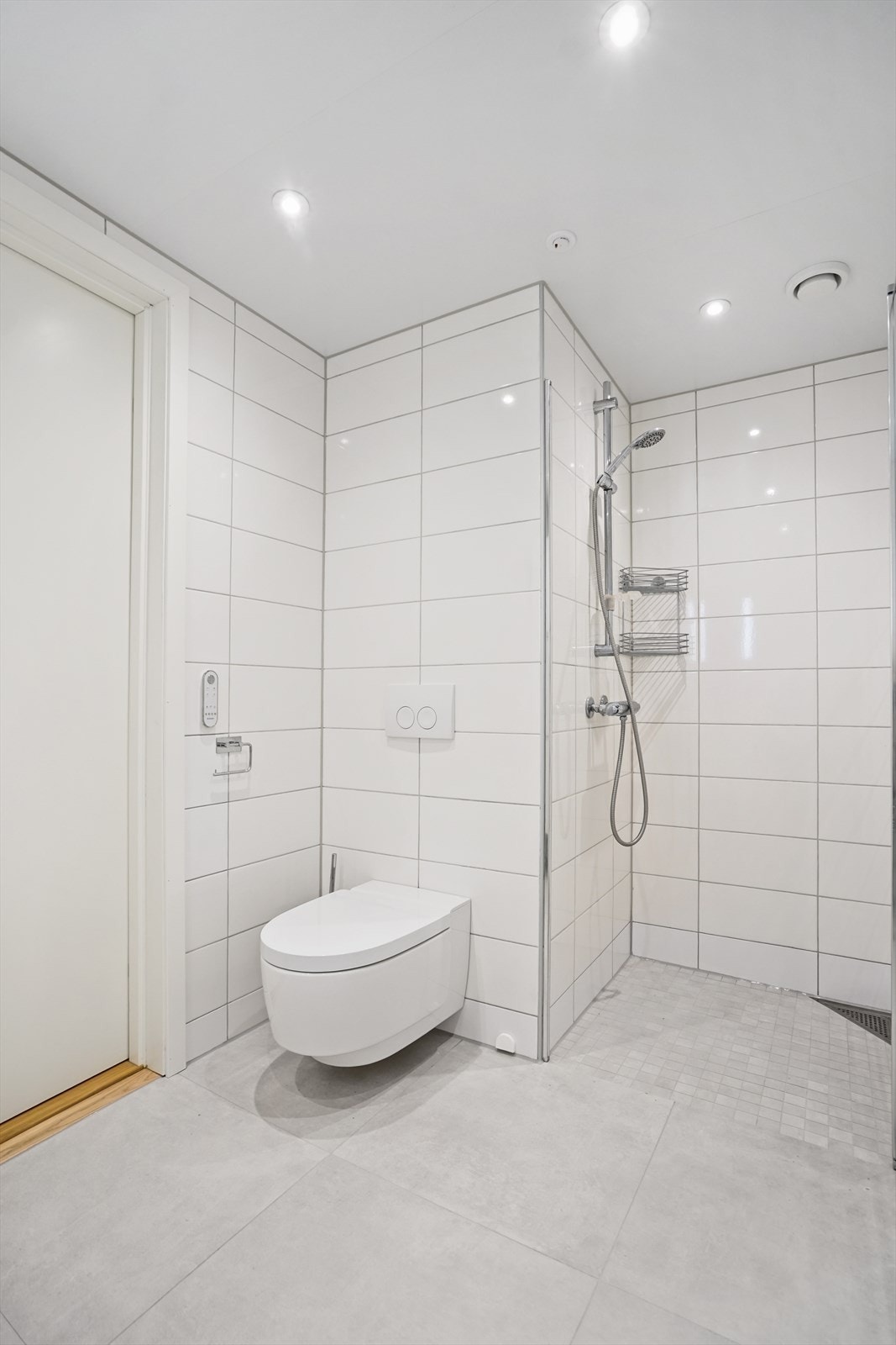 Badet er utstyrt med vegghengt japansk toalett med spylefunksjon Galleribilde