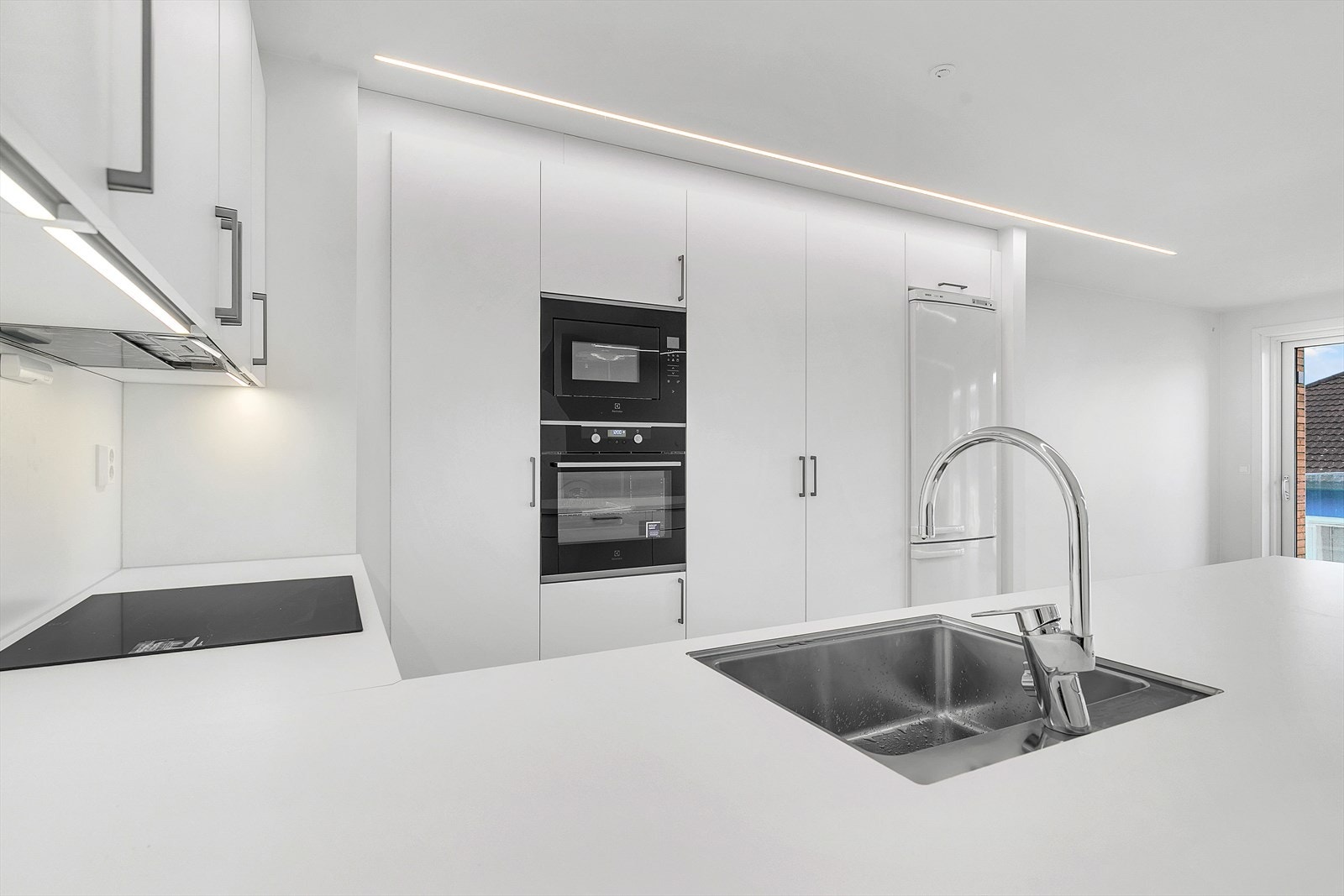 Kjøkkenet byr på gode oppbevaringsmuligheter Galleribilde